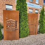 Unterwegs ins Apartmenthaus ehemalige Apartmenthaus Unterwegs